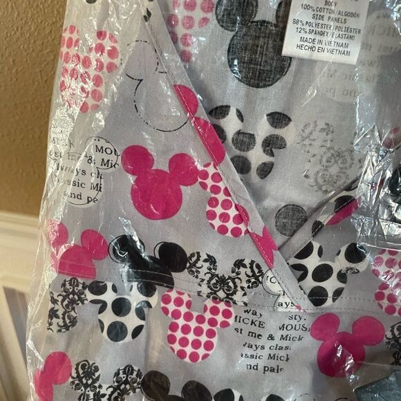 Disney Minnie Pink and Black Scrub Top Women’s Large New - Picture 9 of 12